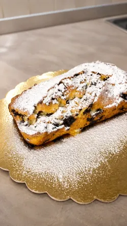 Cover for Plum Cake con yoghurt greco e gocce di cioccolato